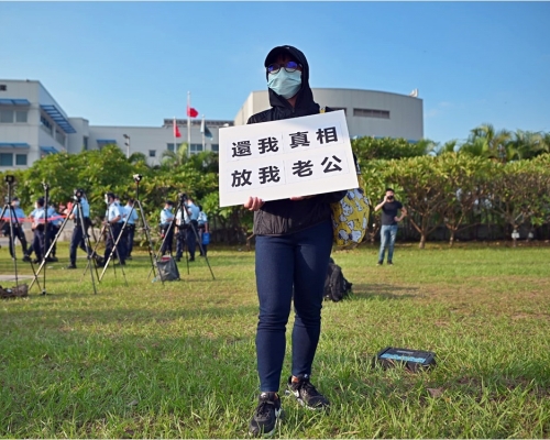 12名港人部份家屬到飛行服務隊總部抗議,要求公開當日飛行記錄。李睿哲攝