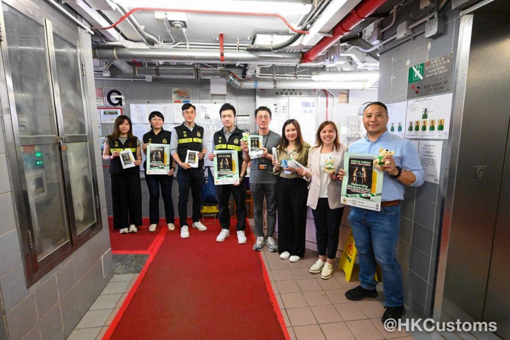 海關人員到公屋大廈宣傳。 海關人員到公屋大廈宣傳。