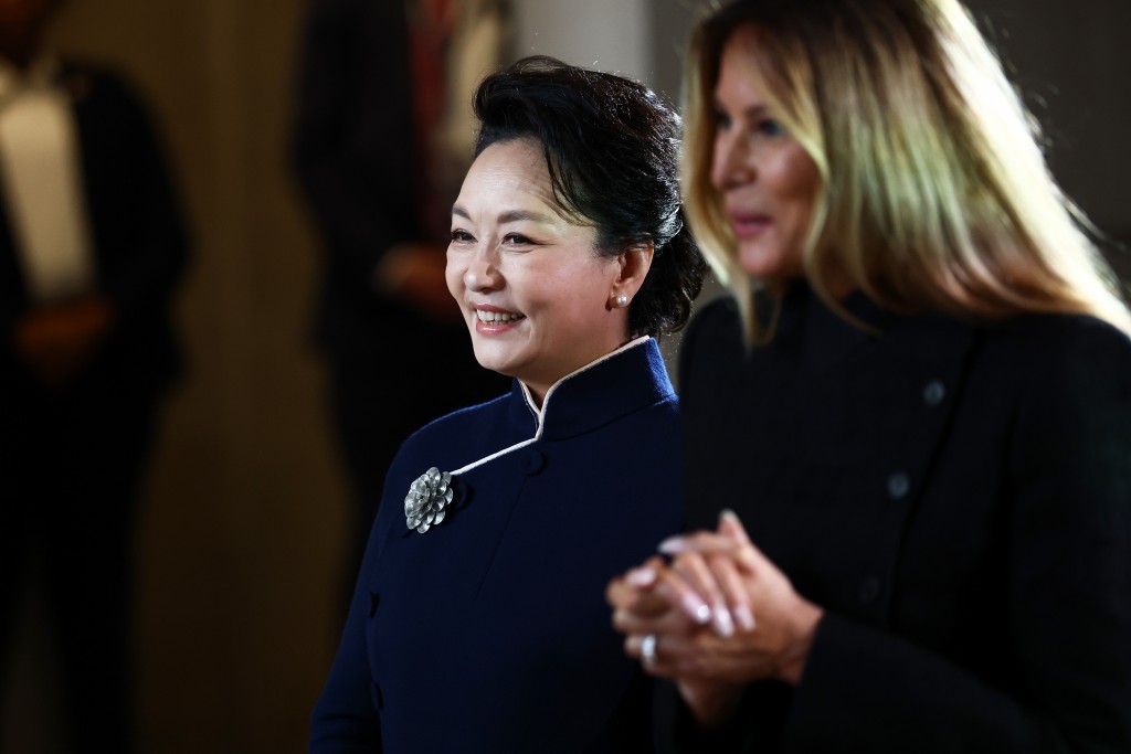 彭丽媛面带笑容，欣赏儿童合唱《茉莉花》。美联社 　　