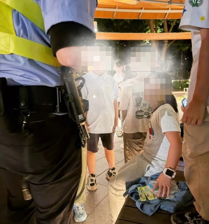 警员称赞女童「懂得找警察帮忙并非浪费警力」。新闻晨报