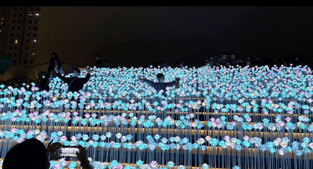 观塘东九文化中心外阶梯LED花海昨晚（28日）正式开放，吸引了大批市民到场观赏。民政事务总署fb