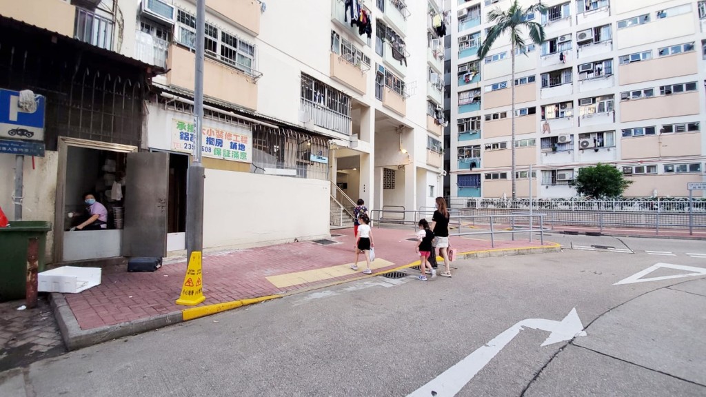 女童在金碧樓外的橙花路遇到該名男子。
