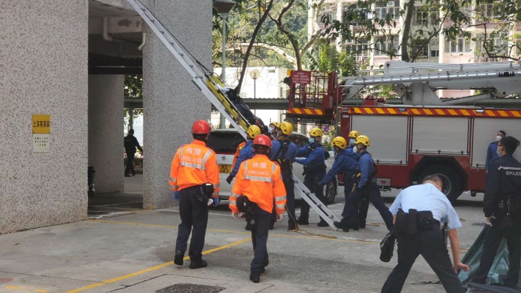 消防用鋼梯將女子屍體移往地面。楊偉亨攝