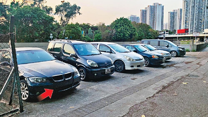 天水圍主明渠一帶擺滿違泊車輛,更有私家車(箭嘴示)車牌和行車證被拆走,逃避抄牌。