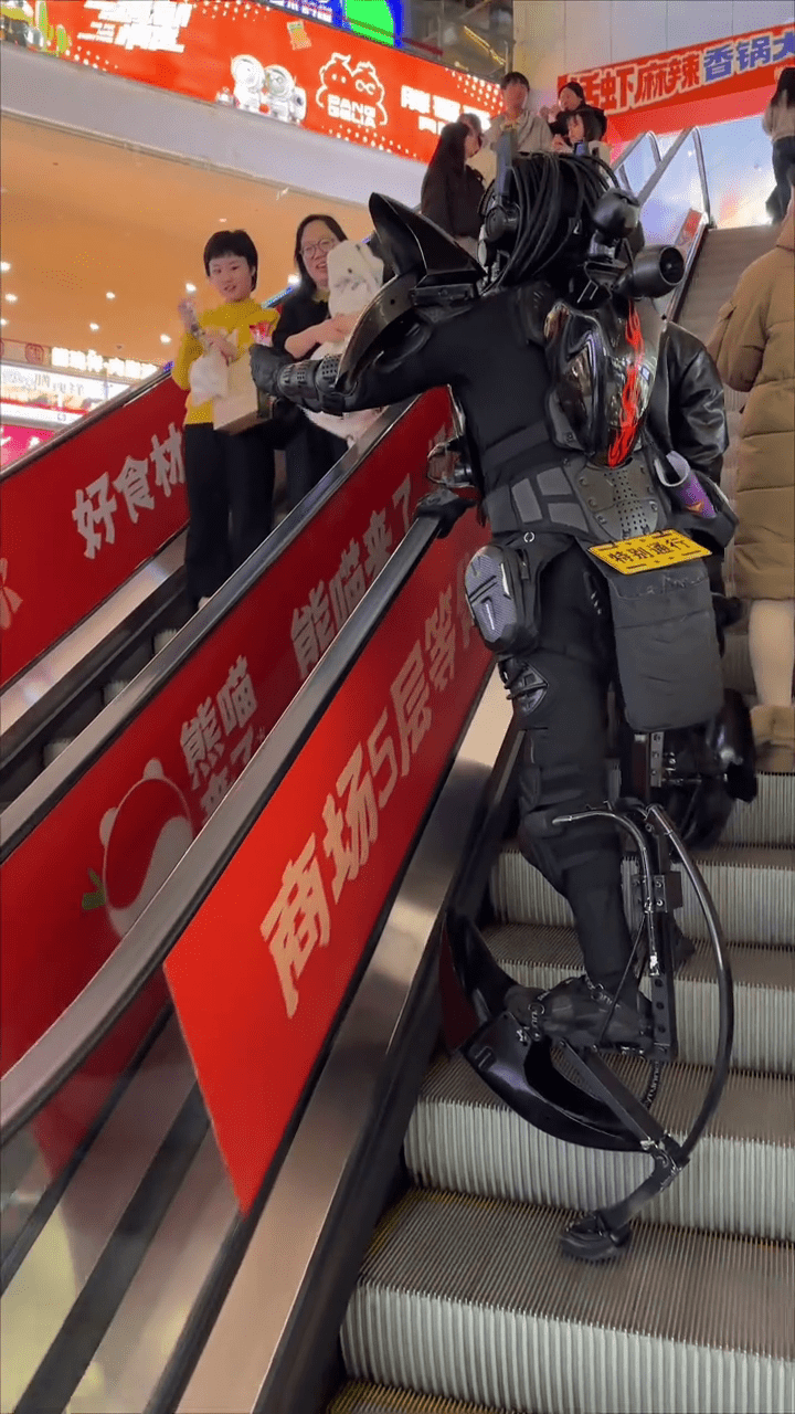 周高賽穿上機甲「戰衣」與民眾互動。 抖音