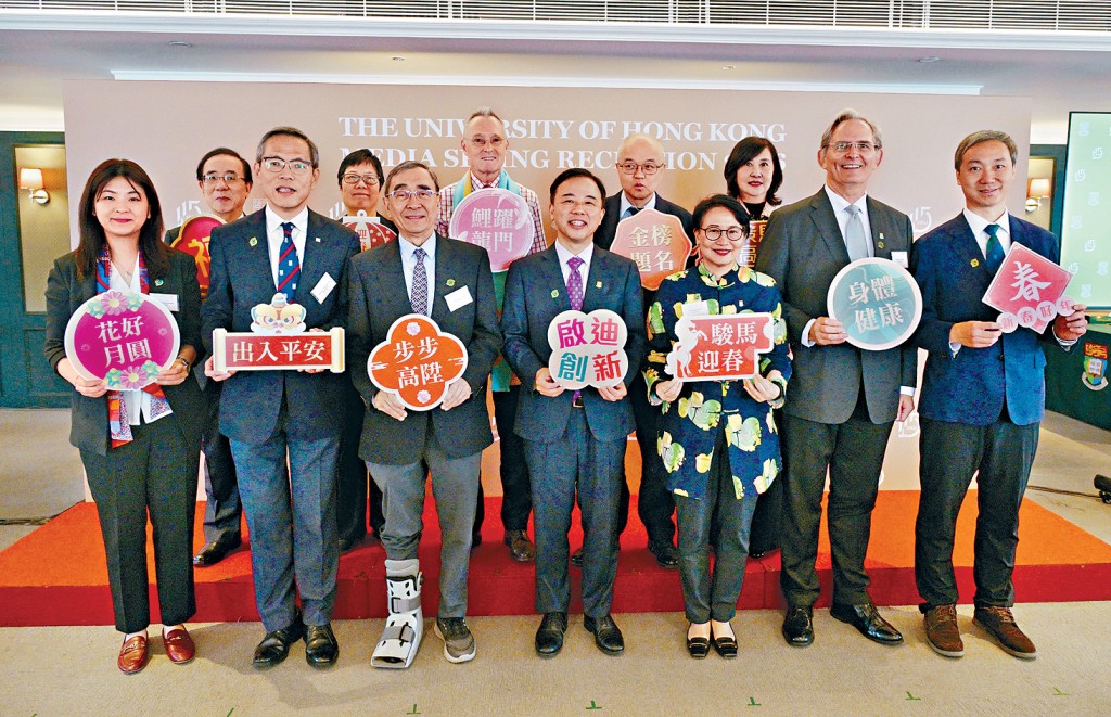 張翔（前排中）表示，港大有意申請北都大學城用地興建校舍；謝凌潔貞（前排右三）透露，政府貸款並非免息，校方不排除發債集資。