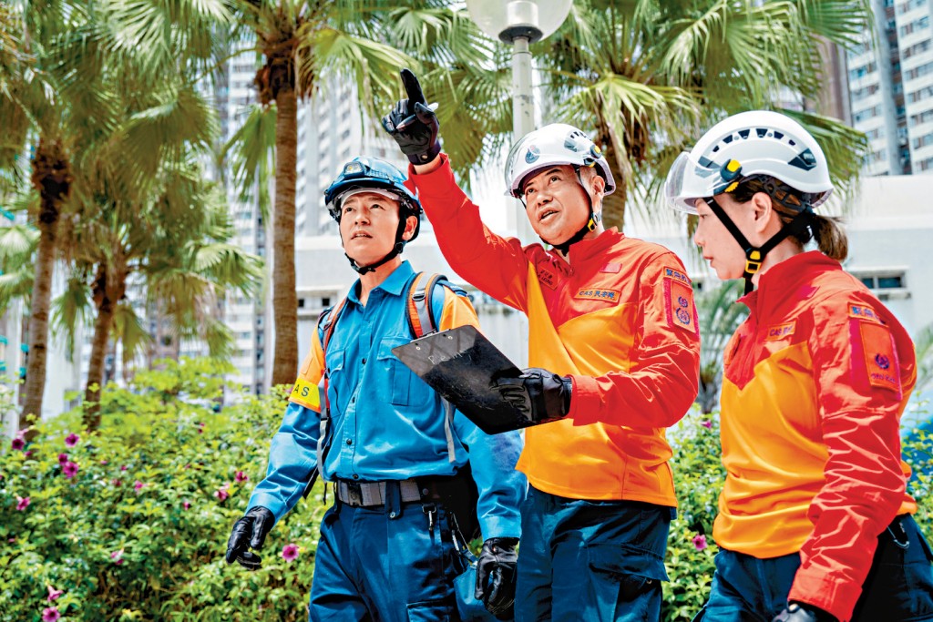 左起：民安隊港島區域C中隊及水災搶救隊隊員李健豪、民安處總參事梁冠康、民安處行動及訓練主任龔翠冰，分享協助宏福苑居民上樓執拾的感言。