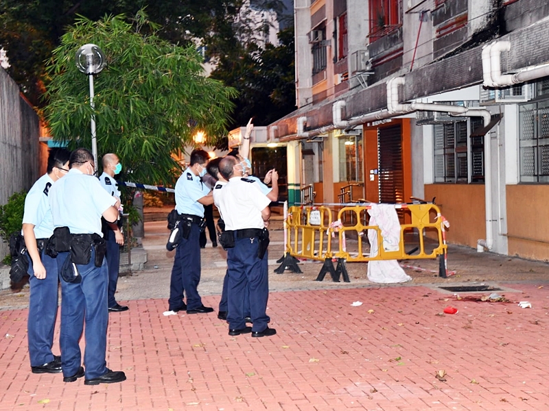 警方封鎖現場，並正調查事主身分及墮樓原因。