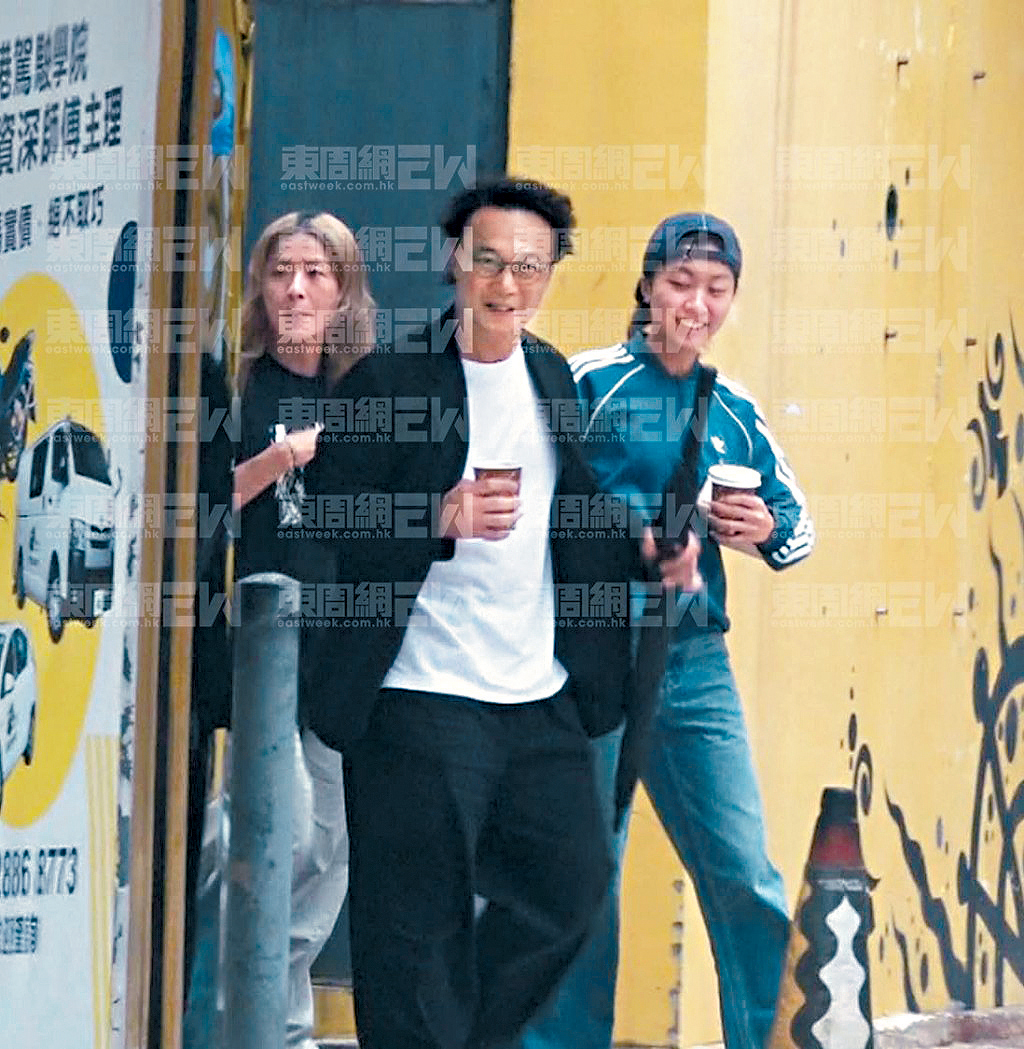 Eason一家三口享天倫，同妻女有講有笑。