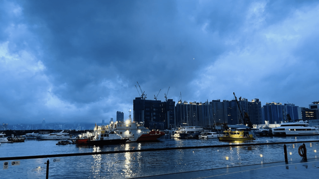 早上雨勢有時頗大。蔡楚輝攝