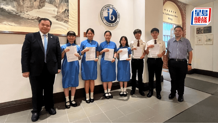 聖保羅男女中學今年誕生6位IB狀元，分別為(左二至左七)莫斯棋、陳皓頤、傅舜盈、朱欣晴、周柏喬、黃鉅霖。唐綺晴攝