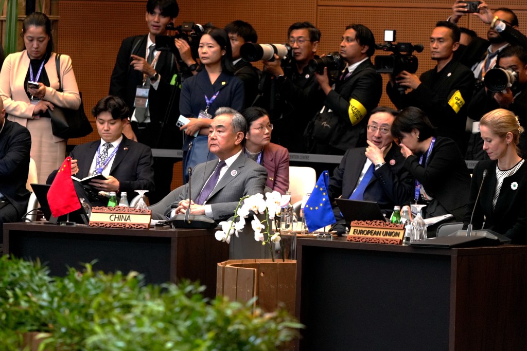 中方正與東盟國家加快磋商,爭取盡早達成「南海行為準則」。圖為王毅出席東盟地區論壇外長會。新華社 中方正與東盟國家加快磋商,爭取盡早達成「南海行為準則」。圖為王毅出席東盟地區論壇外長會。新華社