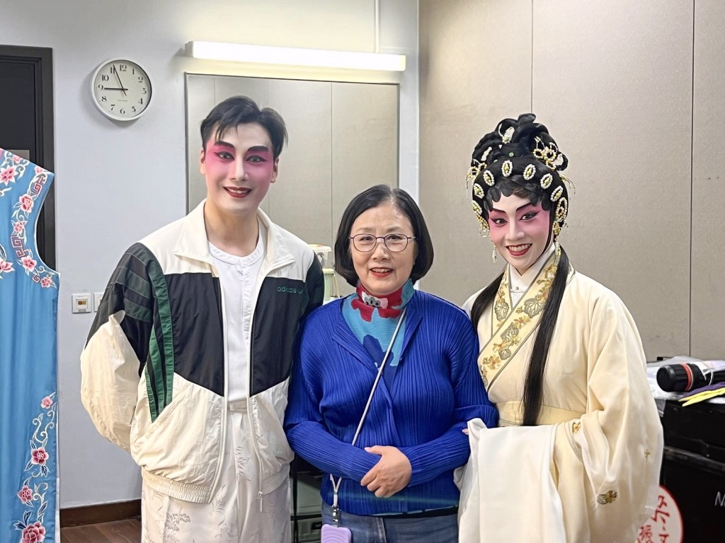 汪阿姐支持王志良及梁非同,專程欣賞《夢說紅樓》。