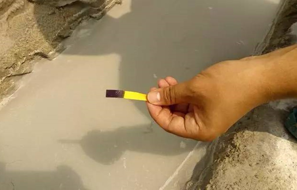 通過圖中的缺口污水流到了廠外。