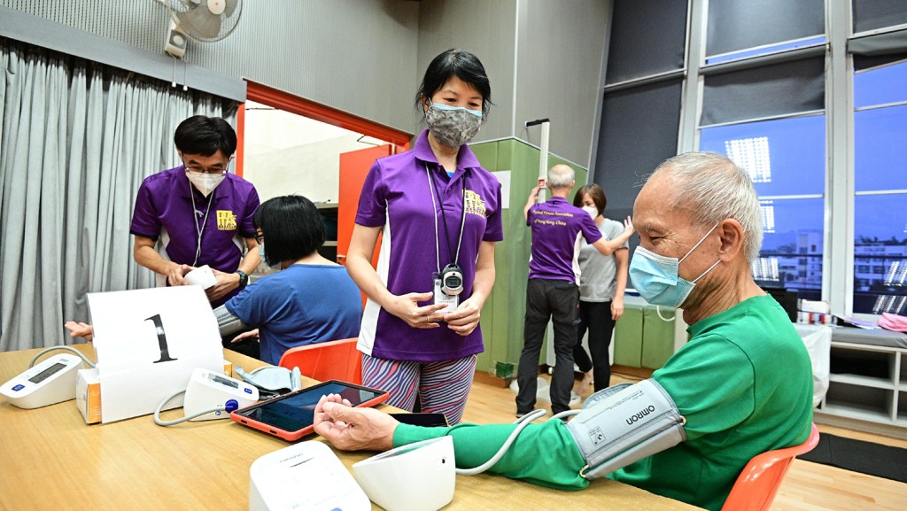 工作人員為參加者量度靜態血壓及心率。 政府圖片