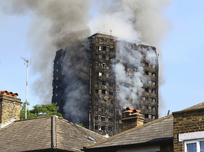 倫敦一棟樓高24層的Grenfell Tower周三凌晨發生沖天大火,至今造成最少17人死亡,70多人受傷。美聯社