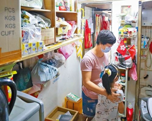 當局估計有九萬二千二百戶居於「劏房」。