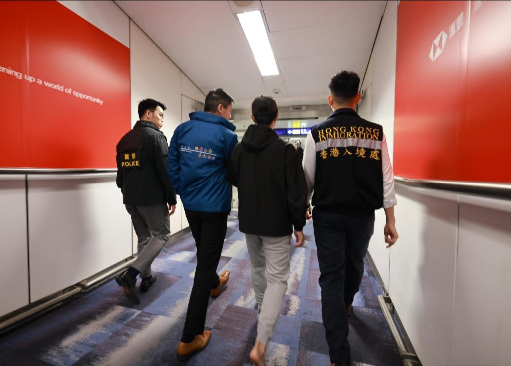 在緬甸獲救的港人在保安局專責組嘅陪同下返港。保安局圖片 在緬甸獲救的港人在保安局專責組嘅陪同下返港。保安局圖片
