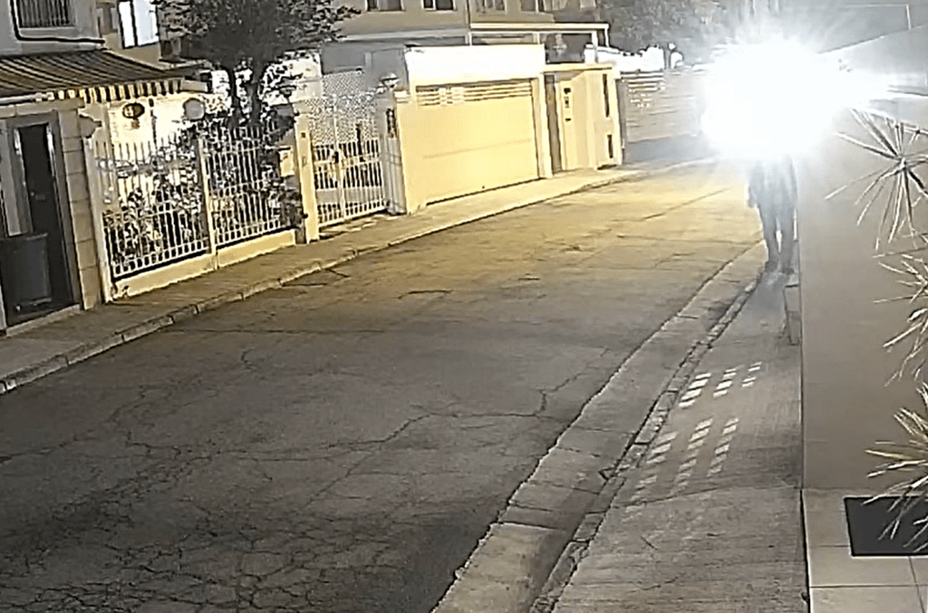 老伯行經錦綉花園大道一間住宅門口。fb：  錦綉住客大聯盟