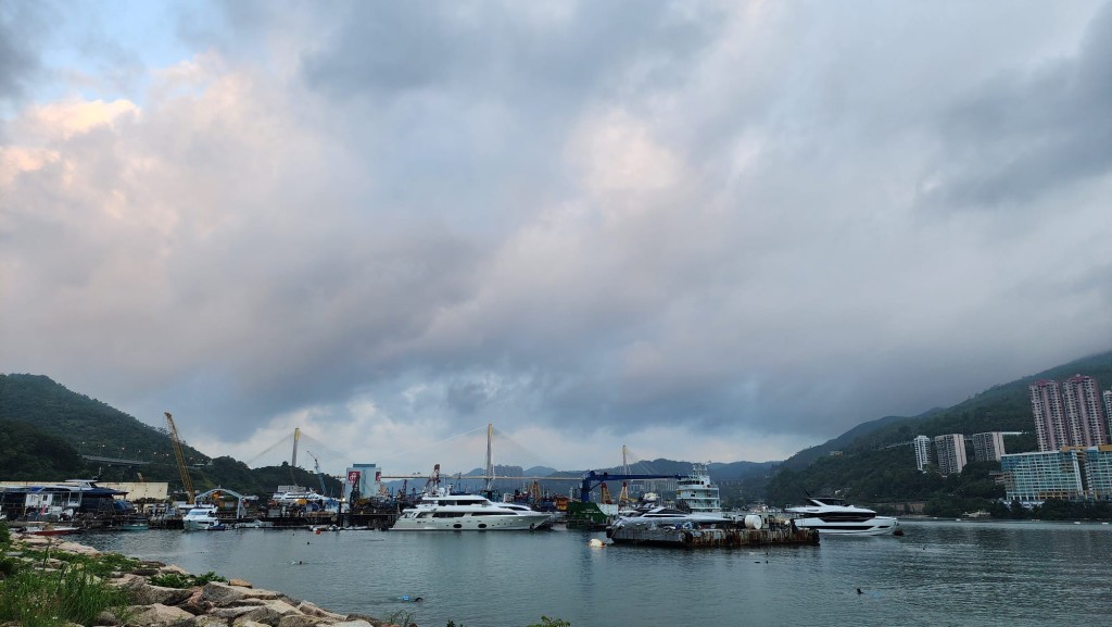 本港部分時間有陽光及炎熱,市區最高氣溫約32度,新界再高一兩度。黎志偉攝 本港部分時間有陽光及炎熱,市區最高氣溫約32度,新界再高一兩度。黎志偉攝