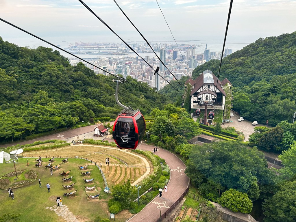 香草園纜車沿途可飽覽綠油油的叢林及神戶港市景。