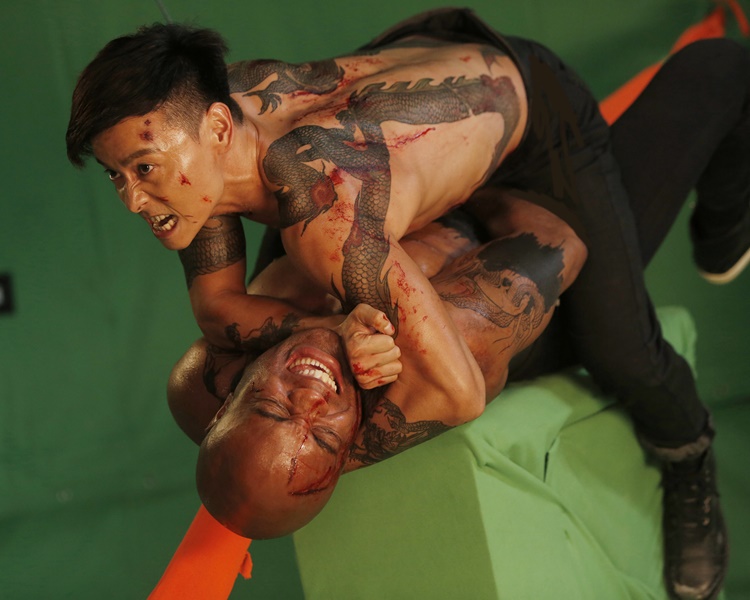 張晉與高手過招，還大晒九紋龍紋身。