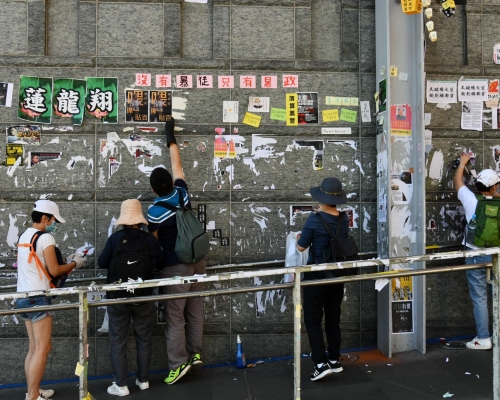 市民在黃大仙場清理「連儂牆」。