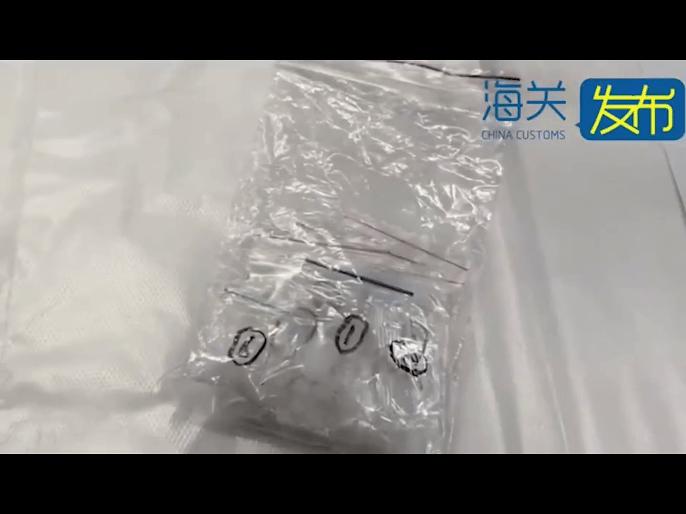 塑膠袋,裝著淨重8克的甲基苯丙胺。 塑膠袋,裝著淨重8克的甲基苯丙胺。