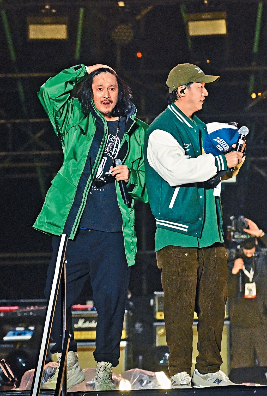 陳子聰表演期間不時除下黑超望向現場觀眾。