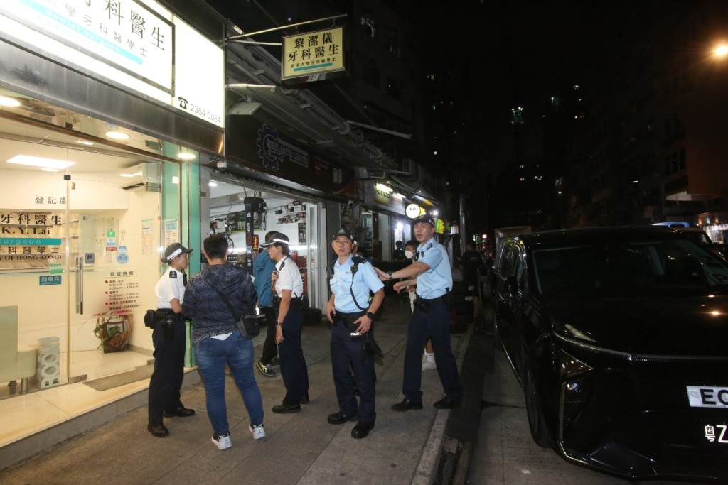 警方在現場進行搜捕。 警方在現場進行搜捕。