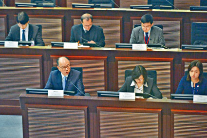 ■陳帆（前排左）指，港珠澳橋承辦商未有依時交表，不涉及工程質量問題。