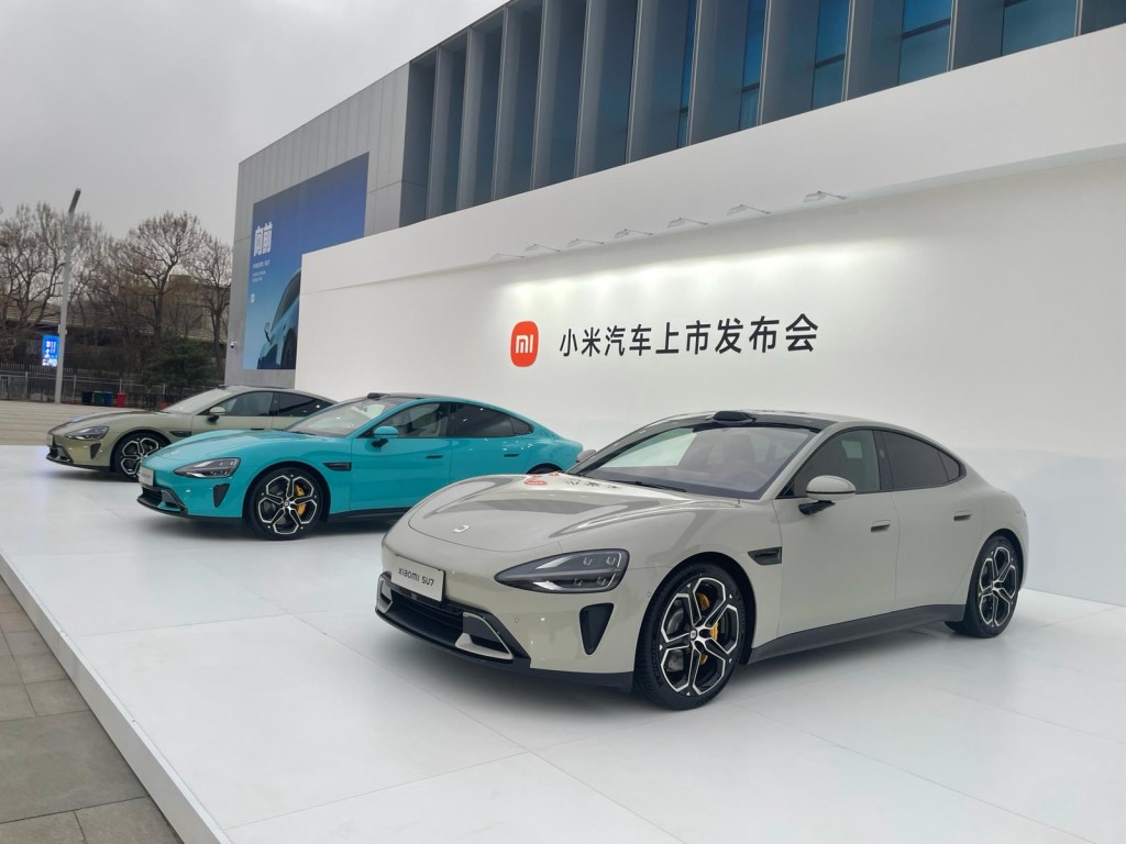 小米汽车首款车系“SU7”在北京举行发布会。