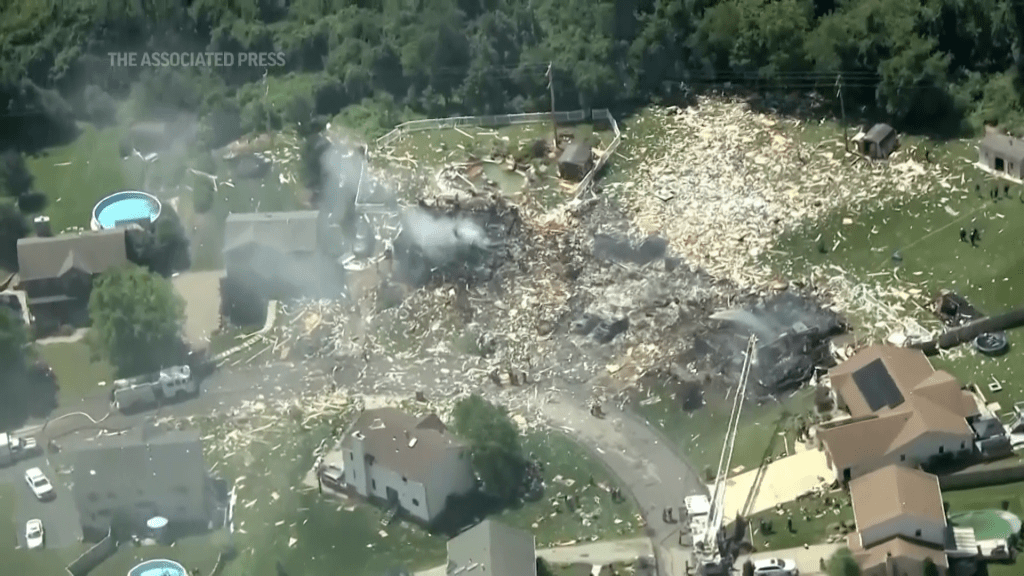 宾州普拉姆民宅爆炸事故后，满目疮痍。AP影片截图