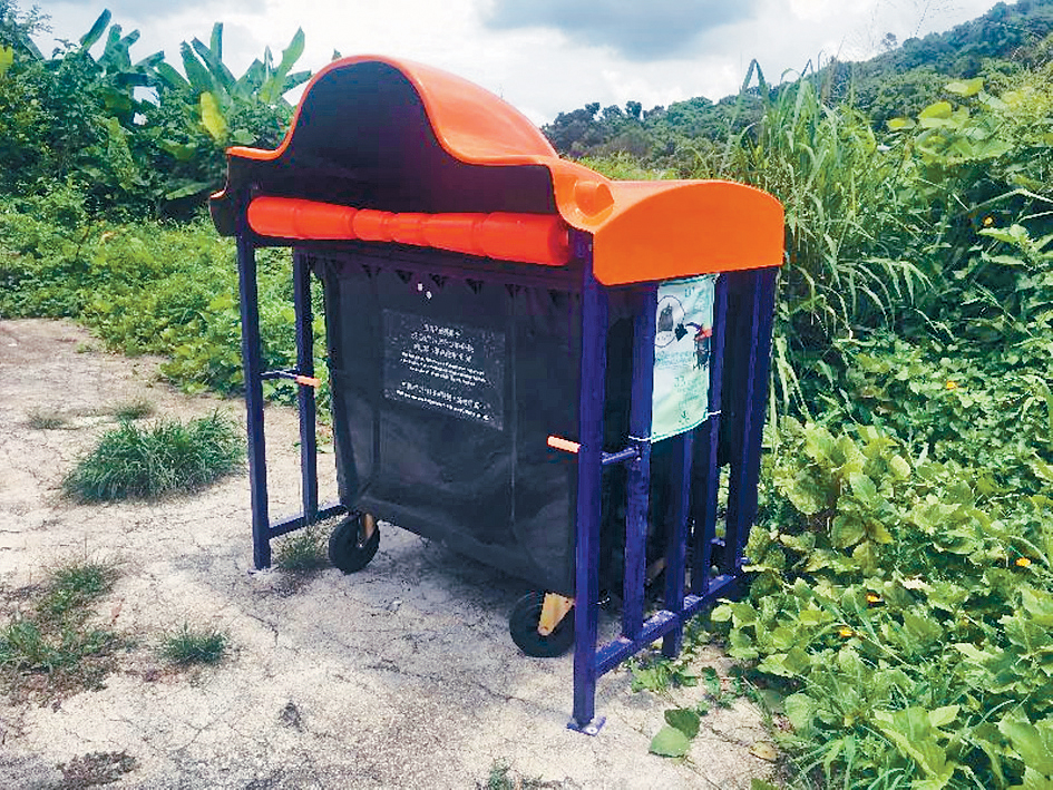 漁護署近年推出免受野豬滋擾的大型垃圾桶。 