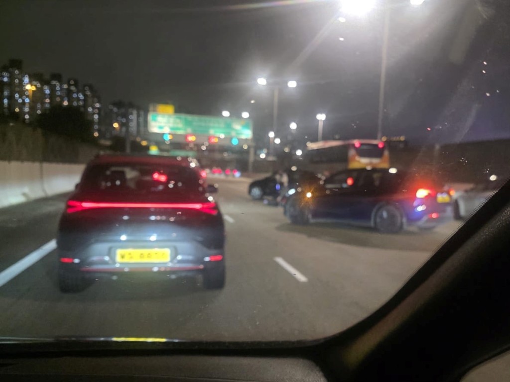事故期間現場交通繁忙。FB:Bosco Chu@車Cam L(香港群組) 事故期間現場交通繁忙。FB:Bosco Chu@車Cam L(香港群組)