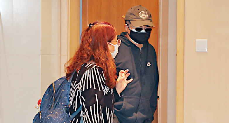 ■祝文君的丈夫在靈堂打點。 ■祝文君的丈夫在靈堂打點。