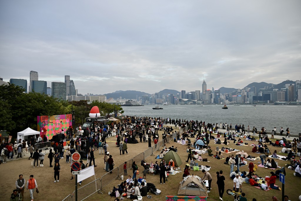 不少市民在西九草地野餐等待煙花。鍾健華攝