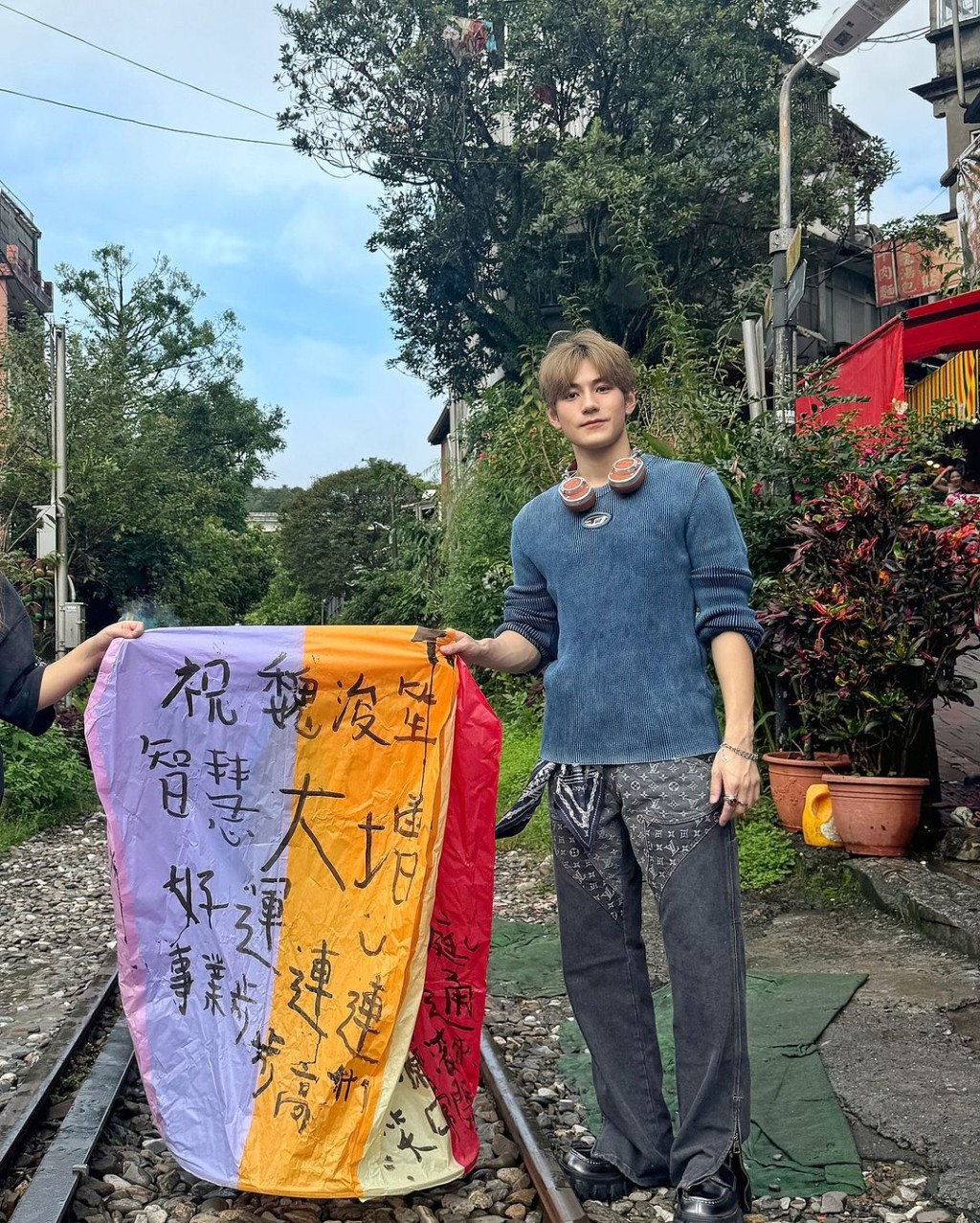 魏浚笙近年憑藉零死角的混血帥氣外貌成香港新一代男神,更獲封「翻版陳冠希」,人氣相當不俗! 魏浚笙近年憑藉零死角的混血帥氣外貌成香港新一代男神,更獲封「翻版陳冠希」,人氣相當不俗!