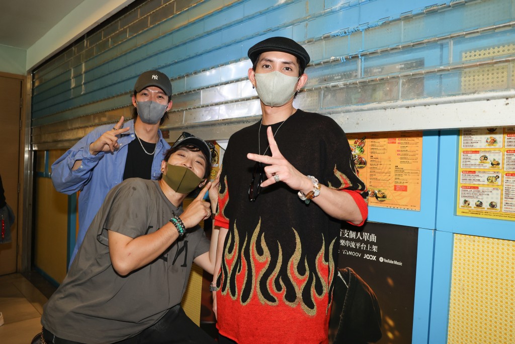 Dee與Lokman及Alton合資經營的餐廳「泰鳩」在5月結業,他們在餐廳落閘一刻現身舖頭。 Dee與Lokman及Alton合資經營的餐廳「泰鳩」在5月結業,他們在餐廳落閘一刻現身舖頭。