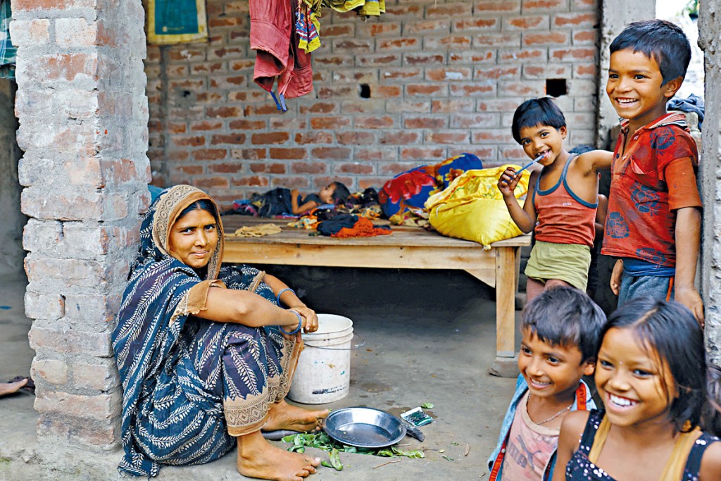 印度比哈尔邦一名孕妇与子女。