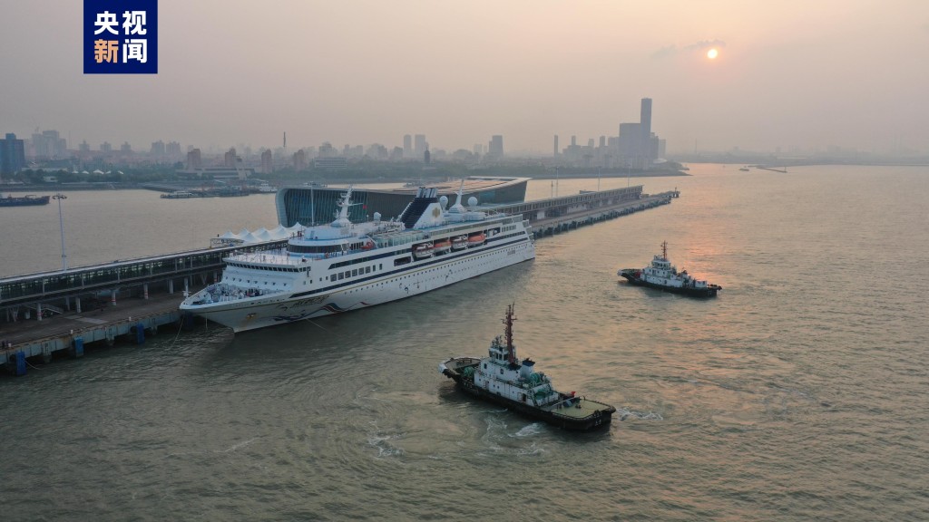 「蓝梦之星」邮轮昨日在上海出港。