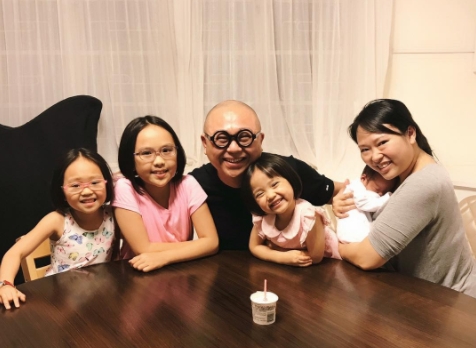 一家六口齊齊整整。