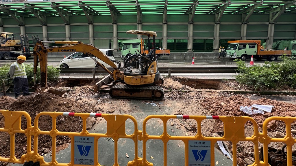 水務署早前提到,涉事水管漏點在屯門公路慢線下。梁國峰攝 水務署早前提到,涉事水管漏點在屯門公路慢線下。梁國峰攝