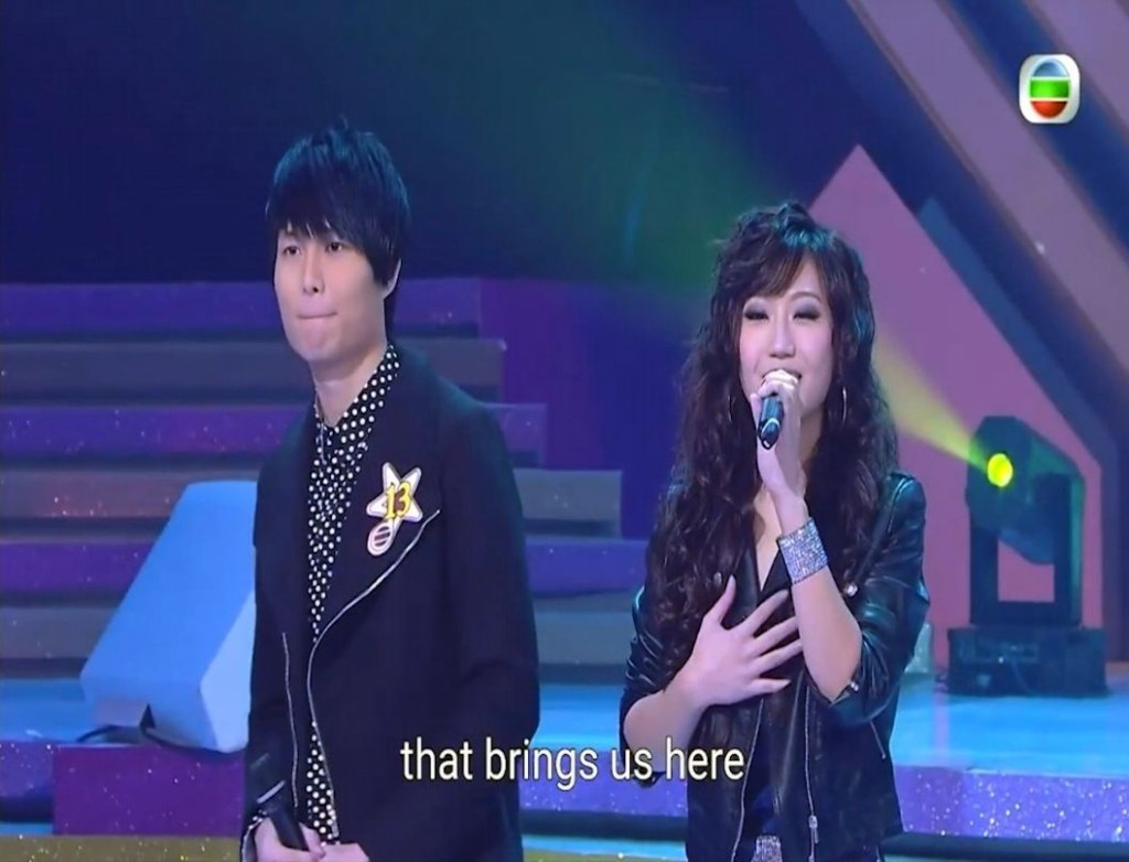 支喾仪在《TVB全球华人新秀歌唱大赛》中跟胡鸿钧同台。