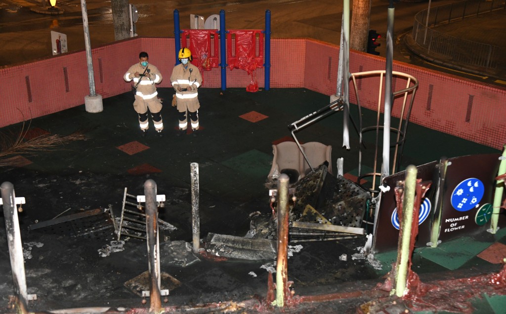 遊樂場設施被焚毀。李家傑攝