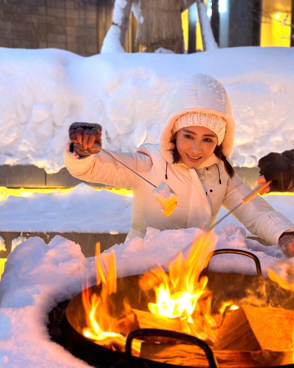 黎姿在雪地BBQ充滿少女味。