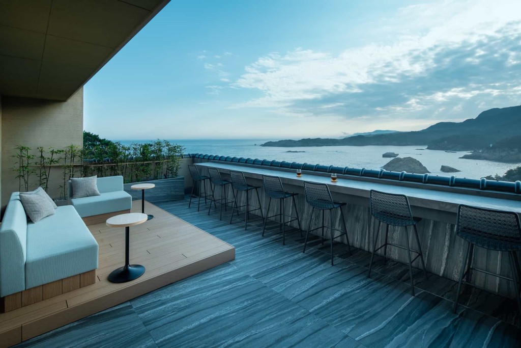 「界 出雲」設有供客人欣賞日本海景致的陽台。