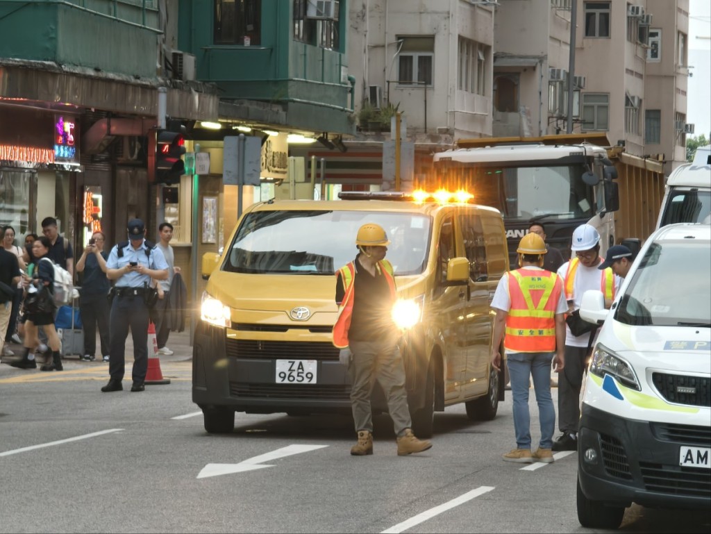 水務署人員趕至搶修。尹敬堂攝