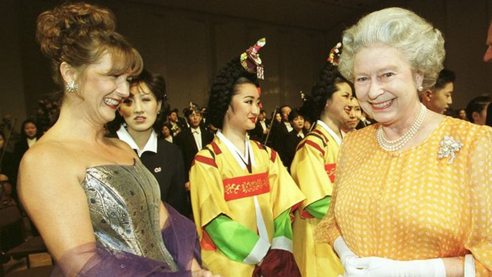1999 年，英女王訪問首爾便佩戴着葉形胸針點綴衣裝，而此行亦度過其度過73歲生日。