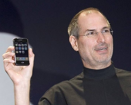 喬布斯在發布會介紹初代iPhone。互聯網圖片